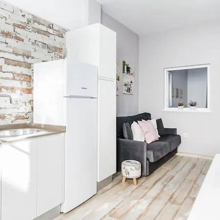 Claudia كونيل ذي لا فرونتيرا